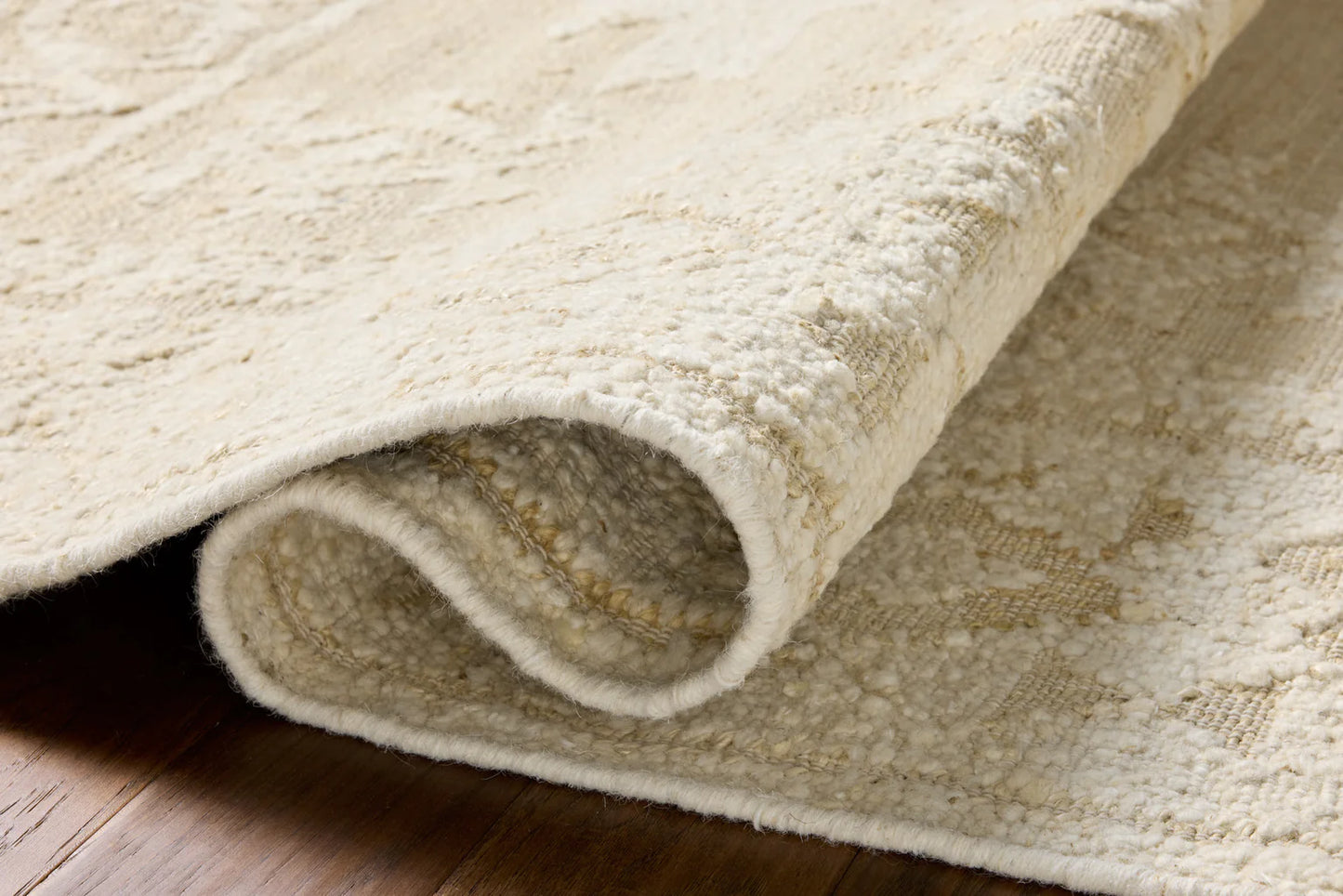 Close-up of the Alara Ivory/Natural rug texture.